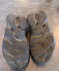 Yeezy Foam RNNR Carbon