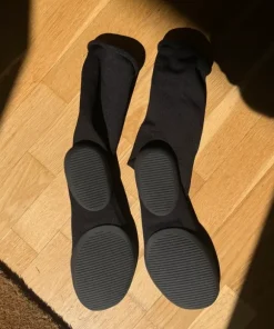 Yeezy pod shoes, size 2